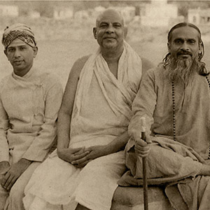 Maharishi Shuddhananda Bharati, H.H. Swami Sivananda, with H H Sri Kumaraswami of Dharwar Mutt  