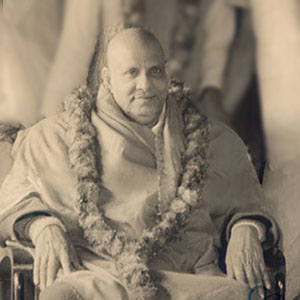 Concluding a pada-puga in honour of Swami Sivananda for visitors and three senior disciples: Chidananda, Venkatesananda and Mahdavananda.