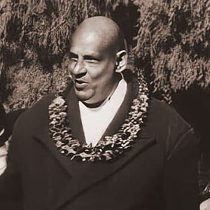 Swami Sivananda walking along with a very large group of visitors